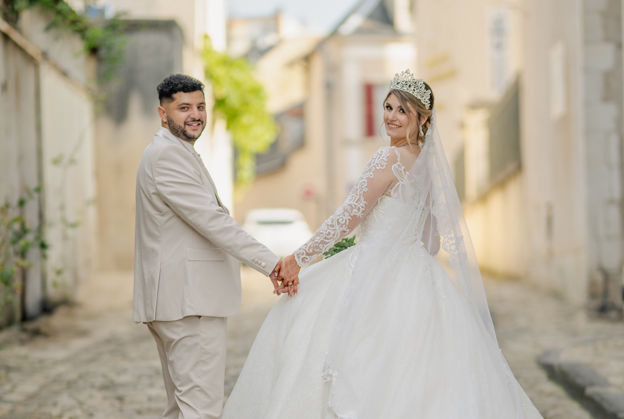 Couple de mariés se tenant la main